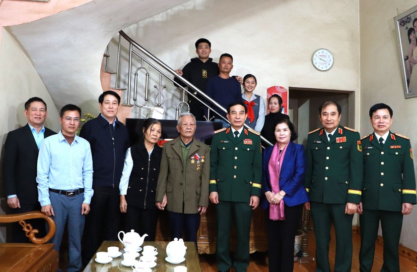 Chủ tịch nước Lương Cường và đoàn công tác chụp ảnh lưu niệm với gia đình thương binh Nguyễn Văn Hiển.