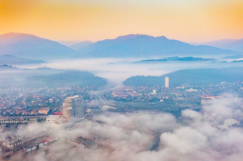 Những tia nắng đầu tiên len lỏi qua làn sương, nhuộm vàng cả không gian, biến thành phố Lào Cai trở thành một bức tranh đầy sức sống. Những tia nắng đầu tiên len lỏi qua làn sương, nhuộm vàng cả không gian, biến thành phố Lào Cai trở thành một bức tranh đầy sức sống.