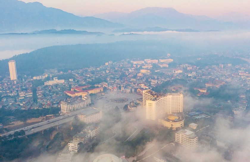 Ngay ở trung tâm thành phố Lào Cai, bạn cũng có thể ngắm những “biển mây”, “sông mây” bao phủ phố phường. Ngay ở trung tâm thành phố Lào Cai, bạn cũng có thể ngắm những “biển mây”, “sông mây” bao phủ phố phường.