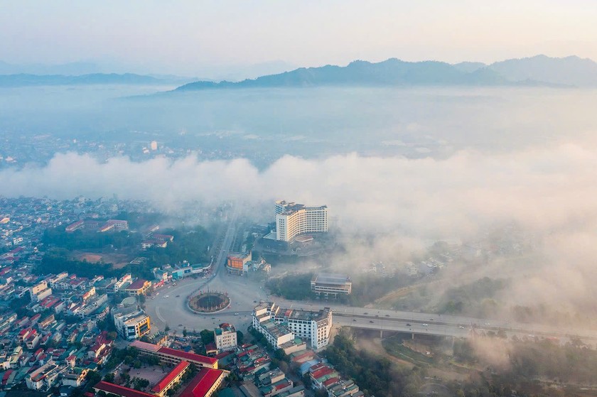 Sáng nay, thành phố Lào Cai chìm trong màn sương mờ ảo, tạo nên khung cảnh thơ mộng như chốn bồng lai tiên cảnh. Những tòa nhà cao tầng, những cây cầu bắc qua sông Hồng như ẩn hiện giữa biển sương, mang đến vẻ đẹp huyền bí và quyến rũ Sáng nay, thành phố Lào Cai chìm trong màn sương mờ ảo, tạo nên khung cảnh thơ mộng như chốn bồng lai tiên cảnh. Những tòa nhà cao tầng, những cây cầu bắc qua sông Hồng như ẩn hiện giữa biển sương, mang đến vẻ đẹp huyền bí và quyến rũ