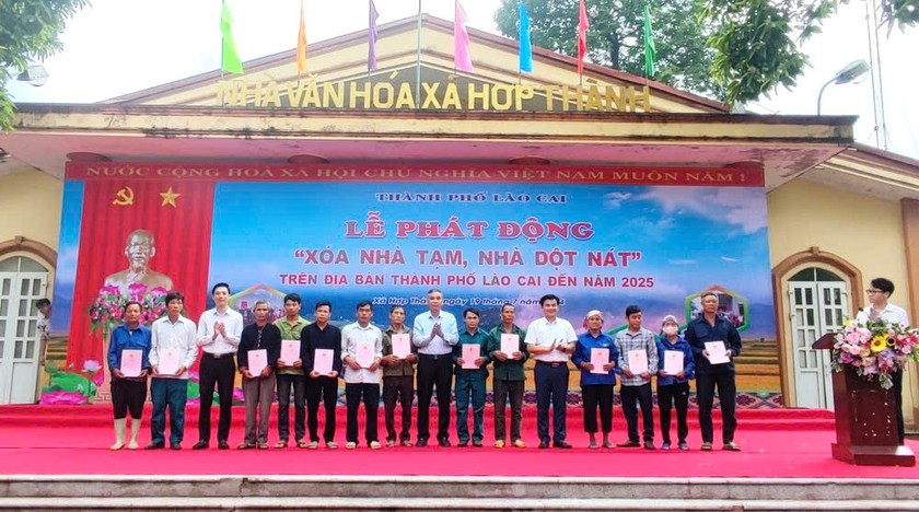 Tại lễ phát động, lãnh đạo UBND thành phố Lào Cai đã trao Giấy chứng nhận quyền sử dụng đất cho 20 hộ nghèo, hộ có hoàn cảnh khó khăn trên địa bàn thành phố để hoàn thiện các thủ tục xây nhà mới. Tại lễ phát động, lãnh đạo UBND thành phố Lào Cai đã trao Giấy chứng nhận quyền sử dụng đất cho 20 hộ nghèo, hộ có hoàn cảnh khó khăn trên địa bàn thành phố để hoàn thiện các thủ tục xây nhà mới.