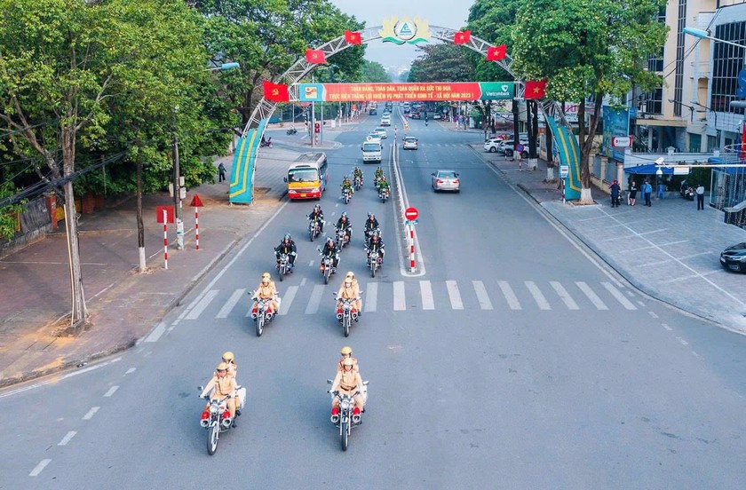 Lực lượng CSGT tỉnh Lào Cai tăng cường tuần tra, kiểm soát trên các tuyến đường, đặc biệt là vào các khung giờ cao điểm, ngày lễ, tết và những khu vực thường xuyên xảy ra vi phạm. Lực lượng CSGT tỉnh Lào Cai tăng cường tuần tra, kiểm soát trên các tuyến đường, đặc biệt là vào các khung giờ cao điểm, ngày lễ, tết và những khu vực thường xuyên xảy ra vi phạm.