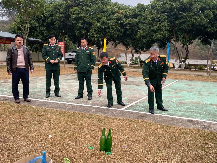 Cán bộ, chiến sỹ Đoàn Kinh tế - Quốc phòng 345 tham gia các trò chơi dân gian