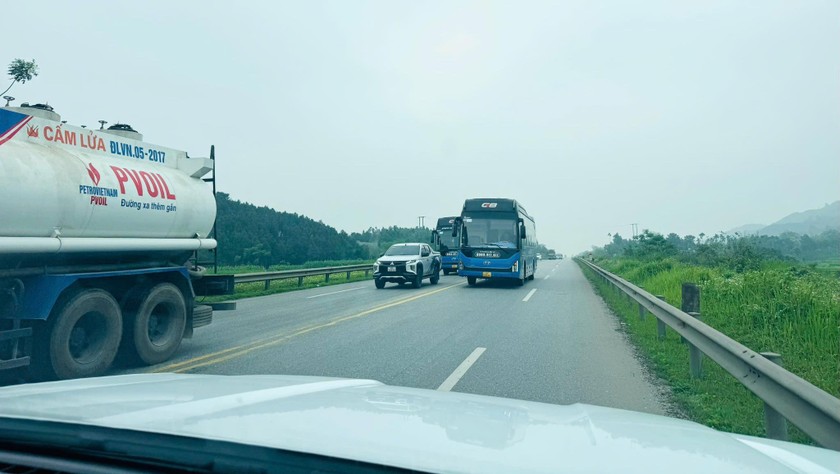 Hình ảnh ô tô khách G8 SaPa Open Tour lấn làn vượt ẩu trên cao tốc Nội Bài - Lào Cai