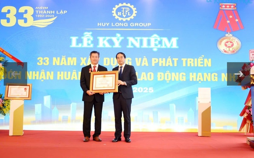 Thừa ủy quyền của Chủ tịch nước, Bí thư Tỉnh ủy, Chủ tịch UBND tỉnh Lào Cai Trịnh Xuân Trường trao Huân chương Lao động hạng Nhất cho Giám đốc Công ty trách nhiệm hữu hạn cơ khí tổng hợp Huy Long.