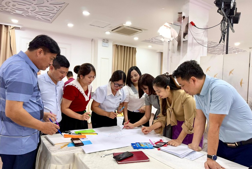 Các học viên lớp tập huấn thực hành kiến thức xây dựng mô hình trường học thông minh, thích ứng biến đổi khí hậu. (Ảnh: Báo Lào Cai). Các học viên lớp tập huấn thực hành kiến thức xây dựng mô hình trường học thông minh, thích ứng biến đổi khí hậu. (Ảnh: Báo Lào Cai).