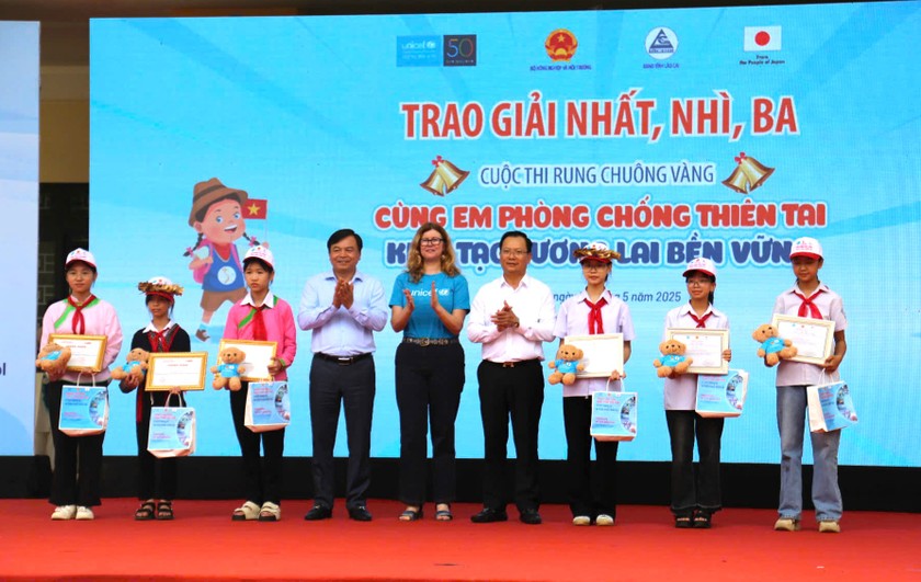Trao giải cho c&aacute;c học sinh xuất sắc tại cuộc thi &ldquo;Rung chu&ocirc;ng v&agrave;ng: C&ugrave;ng em ph&ograve;ng, chống thi&ecirc;n tai - Kiến tạo tương lai bền vững&rdquo;