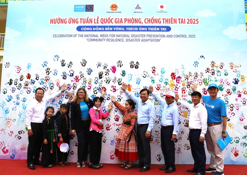 Các đại biểu ký và in hình bàn tay nâng cao nhận thức phòng chống thiên tai năm 2025 cho cộng đồng. 