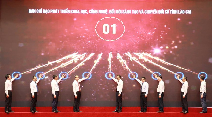 Các đại biểu tiến hành nghi lễ bấm nút phát động Phong trào “Bình dân học vụ số” tỉnh Lào Cai.