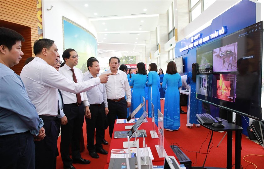 Các đại biểu đã được tham quan triển lãm không gian trải nghiệm công nghệ số cộng đồng.