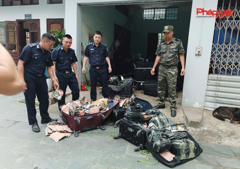 Thu giữ hơn 2,5 tấn xúc xích, trứng gia cầm non... tại khu vực cửa khẩu quốc tế Lào Cai