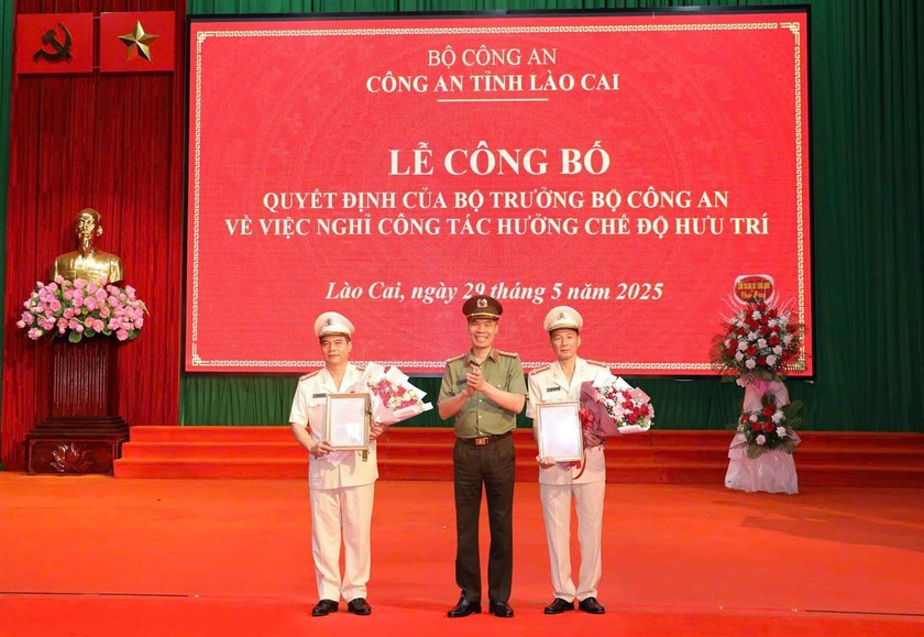 Công an tỉnh Lào Cai trao Quyết định nghỉ công tác hưởng chế độ hưu trí đối với 2 Phó Giám đốc Công an tỉnh