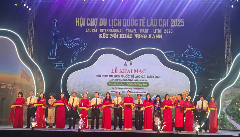 Các đại biểu cắt băng khai mạc Hội chợ du lịch Quốc tế lần thứ nhất, năm 2025. Các đại biểu cắt băng khai mạc Hội chợ du lịch Quốc tế lần thứ nhất, năm 2025.