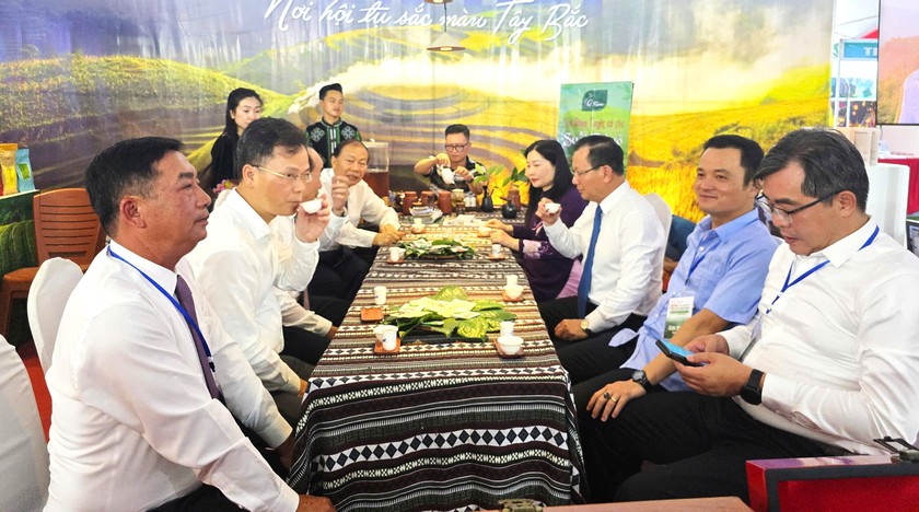 Các đại biểu tham quan các gian hàng tại Hội chợ. Các đại biểu tham quan các gian hàng tại Hội chợ.