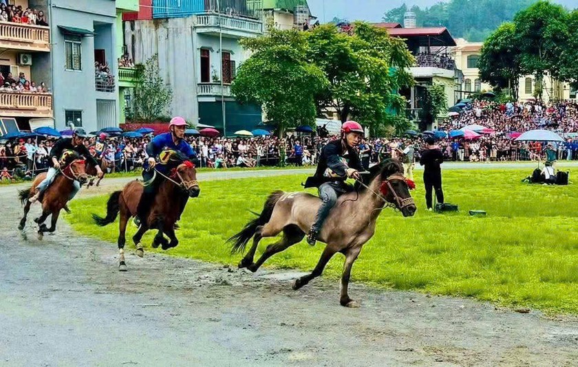 Những màn so tài kịch tính với sự cỗ vũ cuồng nhiệt của đông đảo khán giả có mặt tại sân vận động.