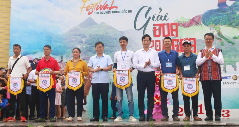 Ban tổ chức trao giải cho các nài ngựa xuất sắc