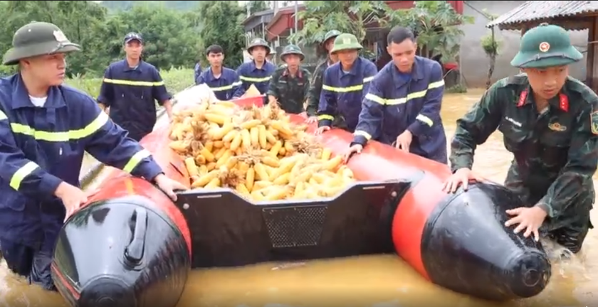Công an Lai Châu dầm mình giữa mưa lũ, đảm bảo an toàn cho người dân