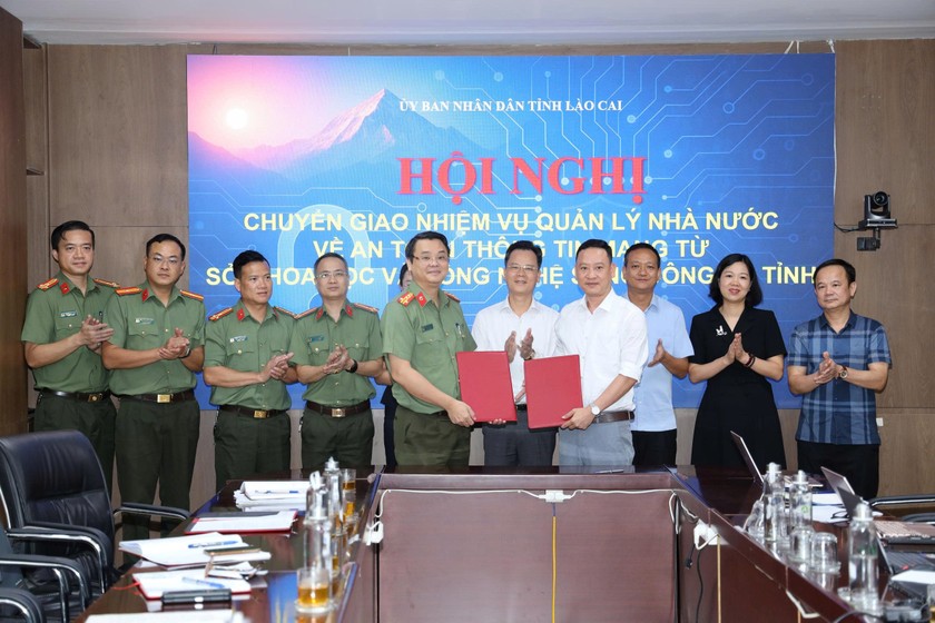 Ký kết Biên bản chuyển giao nhiệm vụ quản lý nhà nước về an toàn thông tin mạng từ Sở Khoa học và Công nghệ sang Công an tỉnh Lào Cai.