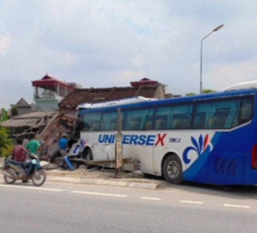 Xe khách lao vào nhà dân gây thương vong