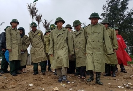 Phó Thủ tướng Vũ Đức Đam đi kiểm tra công tác phòng chống bão số 3 ở huyện Hoằng Hóa, Thanh Hóa (Ảnh: P. Tuấn, báo giao thông)