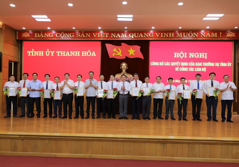 Bí thư Tỉnh uỷ Đỗ Trọng Hưng và Phó Bí thư Tỉnh uỷ Trịnh Tuấn Sinh trao quyết định và tặng hoa chúc mừng cho các cán bộ được điều động, luân chuyển. Ảnh: BTH