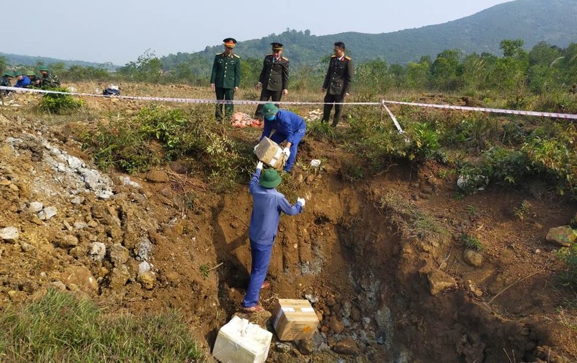 Lực lượng chức năng tổ chức tiêu hủy lượng lớn vũ khí quân dụng và vật liệu nổ. Ảnh: Công an Thanh Hóa