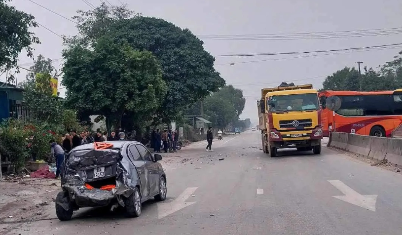 Hiện trường nơi xảy ra vụ xe đầu kéo gây tai nạn liên hoàn trên quốc lộ 1A