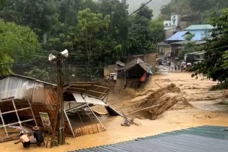 Lũ quét cuốn trôi 2 ngôi nhà tạm của người dân xã Thành Sơn, huyện Quan Hóa, tỉnh Thanh Hóa ( Ảnh: Báo TH).