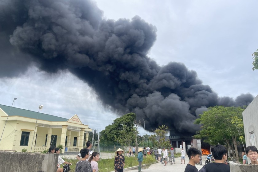 Vụ hỏa hoạn xảy ra tại xưởng thu mua phế liệu trên địa bàn phường Quảng Thọ, TP Sầm Sơn, Thanh Hóa. (Ảnh: Phúc Tuấn)