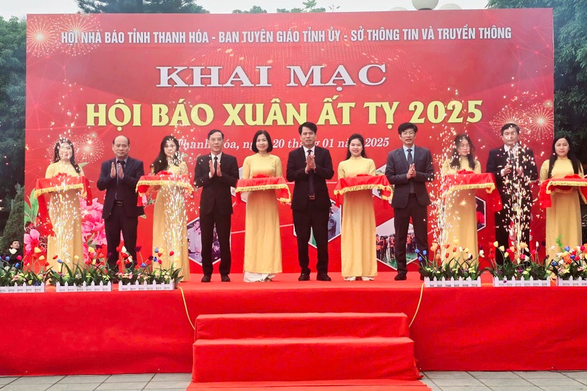 Các đại biểu cắt băng khai mạc Hội Báo Xuân Ất Tỵ 2025 (Ảnh: Lê Loan).