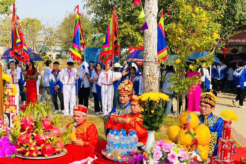 Trung tâm Bảo tồn Di sản Thành Nhà Hồ thực hiện nghi lễ tái hiện nghi lễ thượng nêu.