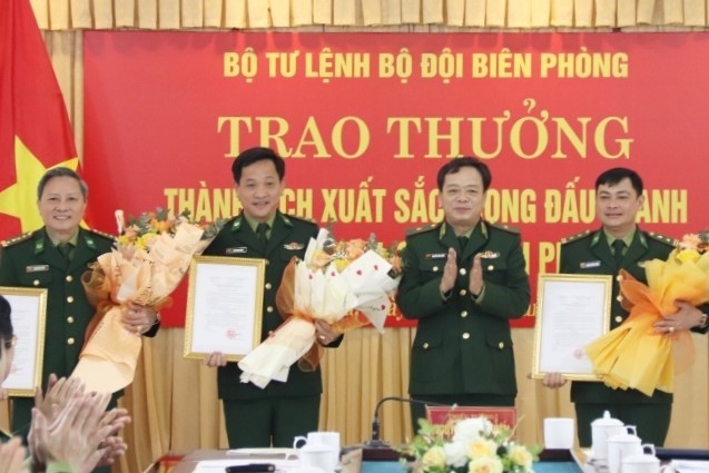 Thiếu tướng Nguyễn Văn Thiện, Phó Tư lệnh BĐBP trao thưởng thành tích đột xuất cho Đội Phòng chống ma tuý và tội phạm, Đồn Biên phòng Tam Chung, Đồn Biên phòng Hiền Kiệt. (Ảnh: BTH)