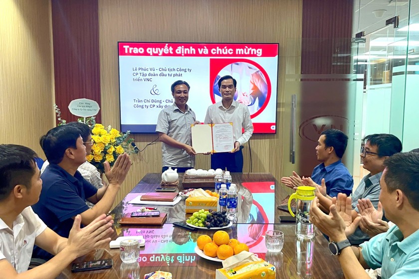 Ông Lê Phúc Vũ, Chủ tịch HĐQT Công ty Cổ phần tập đoàn đầu tư phát triển VNC trao quyết định bổ nhiệm lãnh đạo công ty thành viên