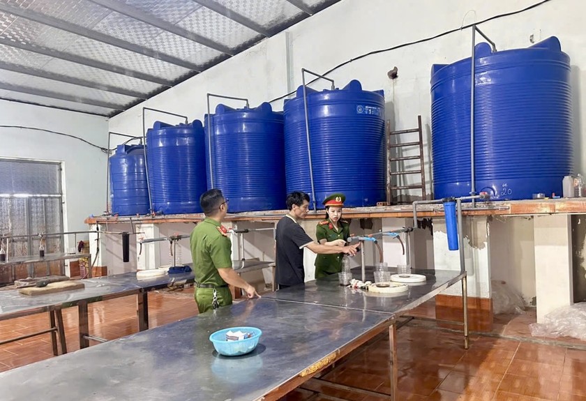 Lực lượng Công an tiến hành kiểm tra cơ sở sản xuất nước mắm tại xã Hòa Lộc, huyện Hậu Lộc (Ảnh: CATH).