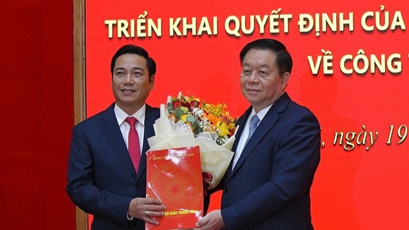Đồng chí Nguyễn Trọng Nghĩa, Bí thư Trung ương Đảng, Trưởng Ban Tuyên giáo Trung ương trao Quyết định Tổng Biên tập Báo điện tử Đảng Cộng sản Việt Nam cho đồng chí Nguyễn Công Dũng. 