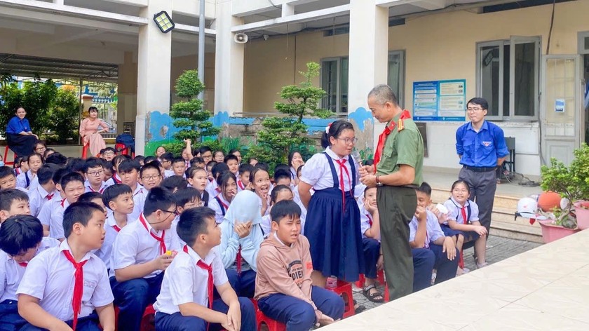 Sáng 11/11, tại các trường học trên địa bàn TP Hồ Chí Minh, nhiều hoạt động tuyên truyền, giáo dục Luật Giao thông đường bộ, kỹ năng sống đã được tổ chức.