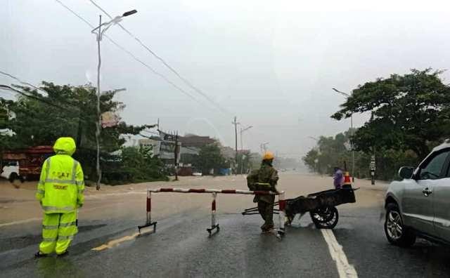 Ngập sâu tuyến Quốc lộ 1 qua thị xã Kỳ Anh do mưa lớn