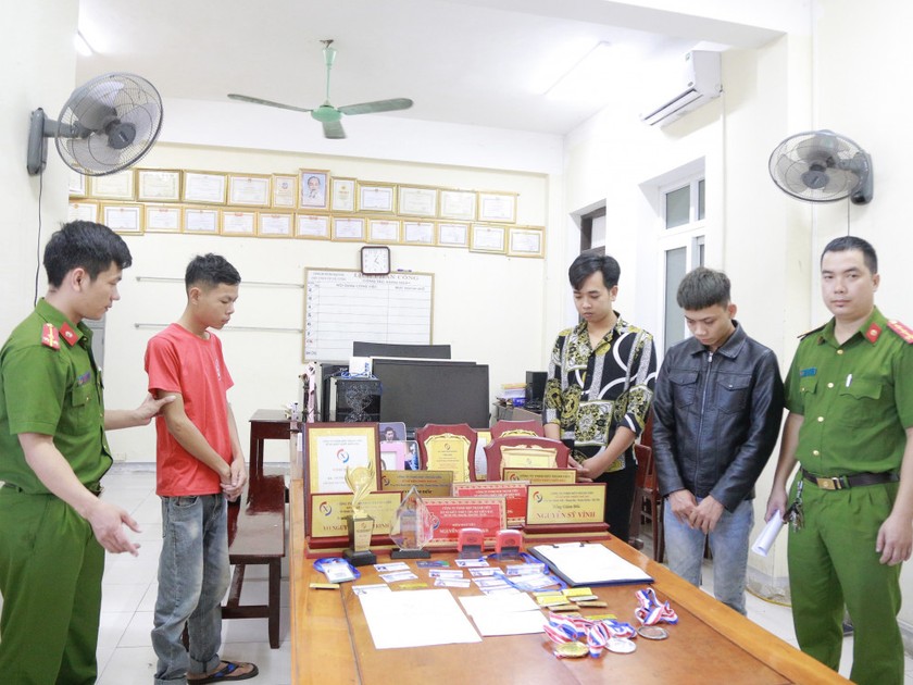  Ba đối tượng cùng tang vật tại cơ quan Công an.