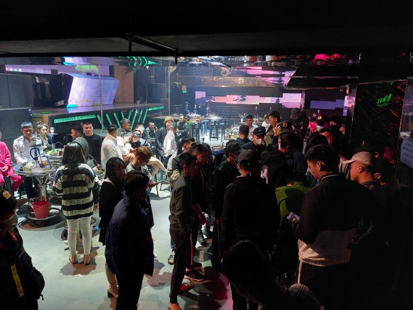 Lực lượng công an đột kích quán Bar 38 Night Club phát hiện nhiều đối tượng dương tính với ma tuý.