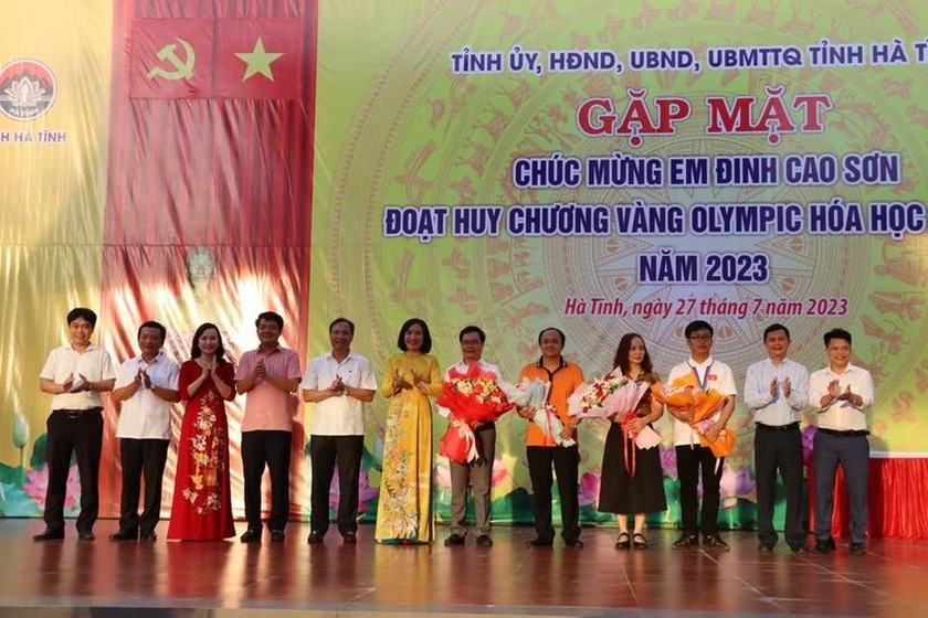 Representatives of Ha Tinh province presented flowers to congratulate Dinh Cao Son and his family, Ha Tinh Specialized High School and the homeroom teacher of the Chemistry Team. Photo: PV