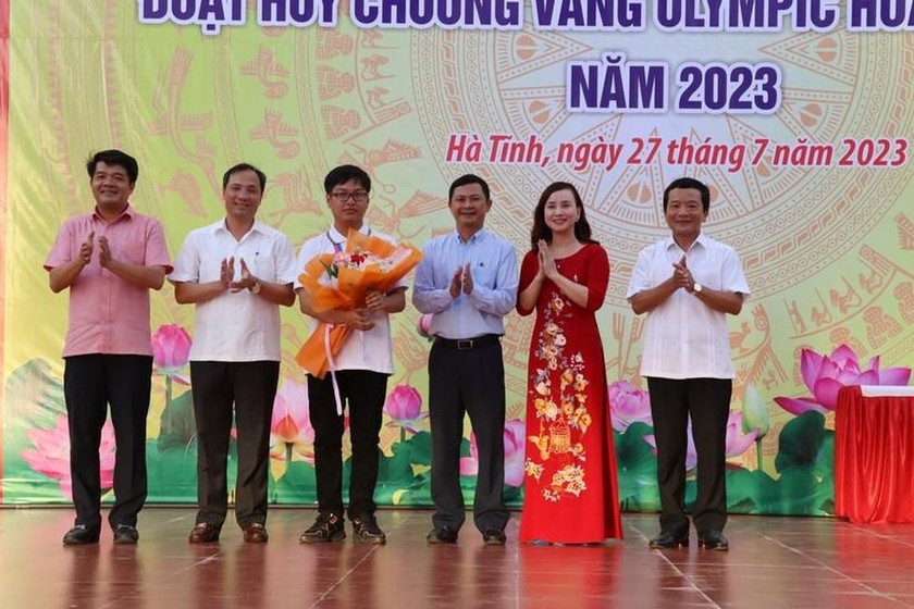 Leaders of Ha Tinh province and Ha Tinh Department of Education and Training presented flowers to congratulate Dinh Cao Son. Photo: PV