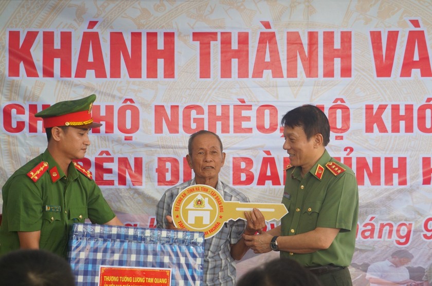 Thượng tướng Lương Tam Quang bàn giao nhà ở cho hộ ông Đoàn Khắc Chương (SN 1943, thôn 10, xã Hòa Hải, huyện Hương Khê). Ảnh: HA