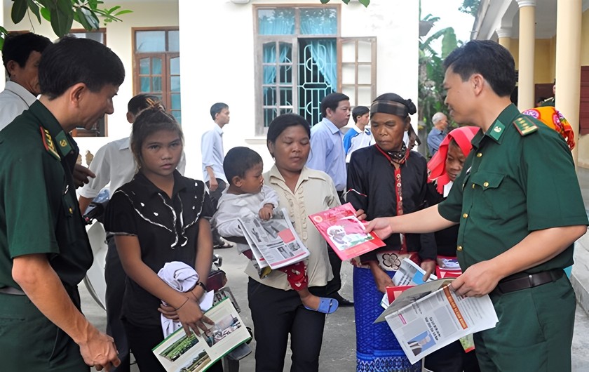 Bộ đội Biên phòng Hà Tĩnh trao tài liệu phổ biến pháp luật cho bà con dân tộc Chứt, xã Hương Liên, Hương Khê. Ảnh: PV