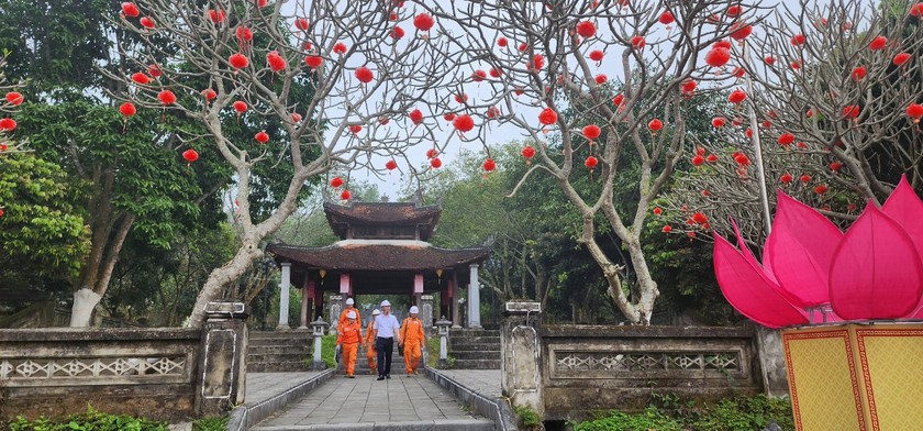 Công nhân Điện lực Hương Sơn kiểm tra hệ thống điện tại khu mộ Đại danh y Lê Hữu Trác. Ảnh: PV