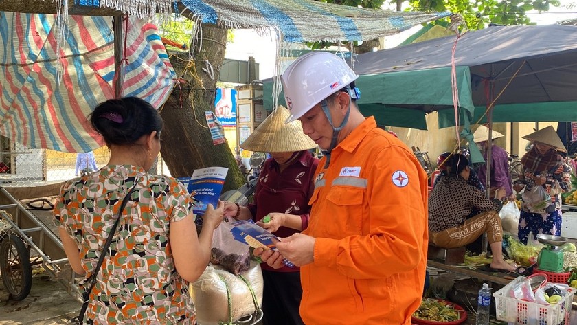 Nhân viên Điện lực Hà Tĩnh đẩy mạnh công tác tuyên truyền, khuyến cáo khách hàng các biện pháp sử dụng điện tiết kiệm, hiệu quả. Ảnh: PV