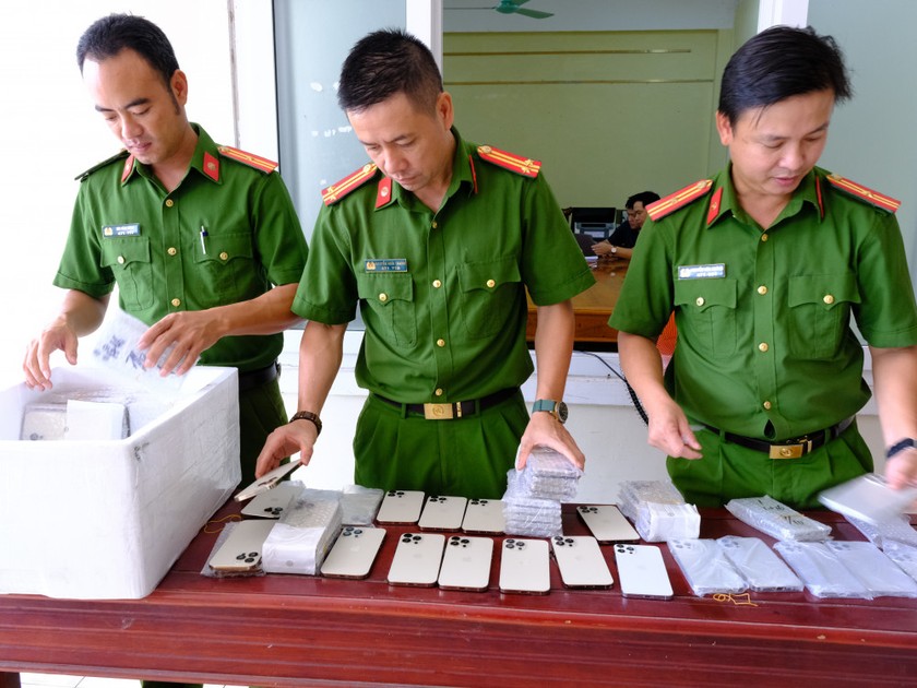 Công an huyện Thạch Hà phá chuyên thu giữ hơn 6.000 điện thoại giả các hãng nổi tiếng. Ảnh: CAHT