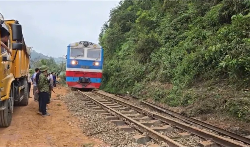 Đường sắt Bắc- Nam đoạn qua xã Đức Liên, huyện Vũ Quang đã lưu thông trở lại. Ảnh: PV