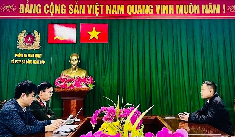 Công an Hà Tĩnh làm việc với ông T.D.T và xử phạt người này 7,5 triệu đồng do bình luận khiếm nhã về sáp nhập tỉnh. Ảnh: CAHT.