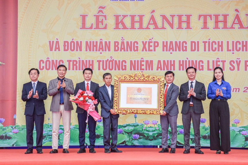 Lãnh đạo tỉnh Hà Tĩnh trao bằng xếp hạng di tích lịch sử cấp tỉnh Nhà tưởng niệm Anh hùng liệt sỹ Phan Đình Giót cho chính quyền địa phương. Ảnh: PV