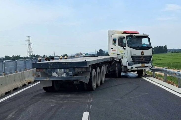 Xe đầu kéo chắn cả 2 làn di chuyển hướng từ Nam ra Bắc trên cao tốc. Ảnh: PV